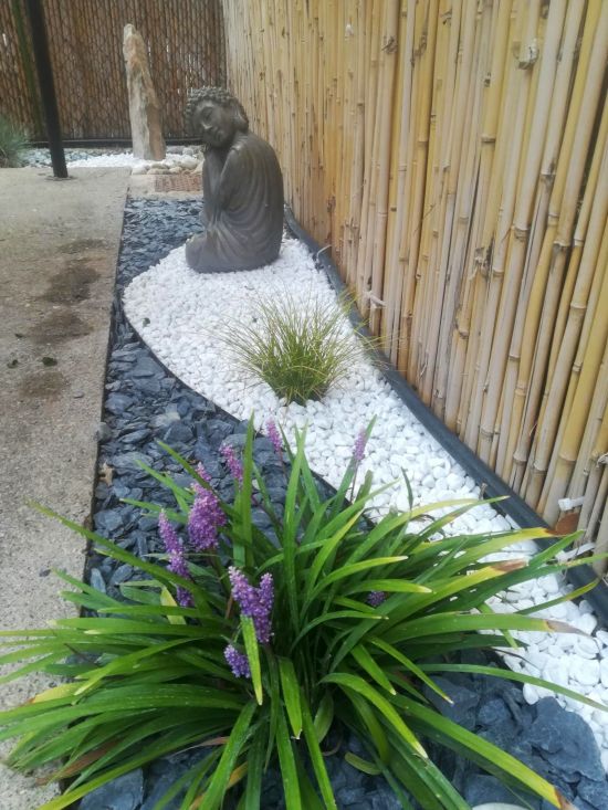 angolo zen in terrazzo con statua Buddha