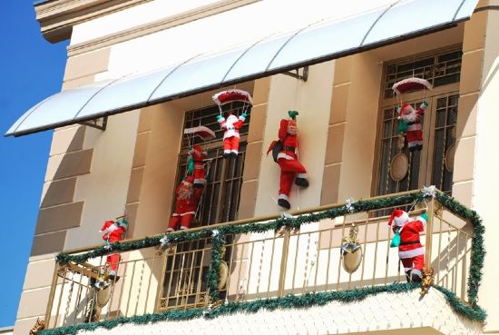 Babbo Natale appesi al balcone
