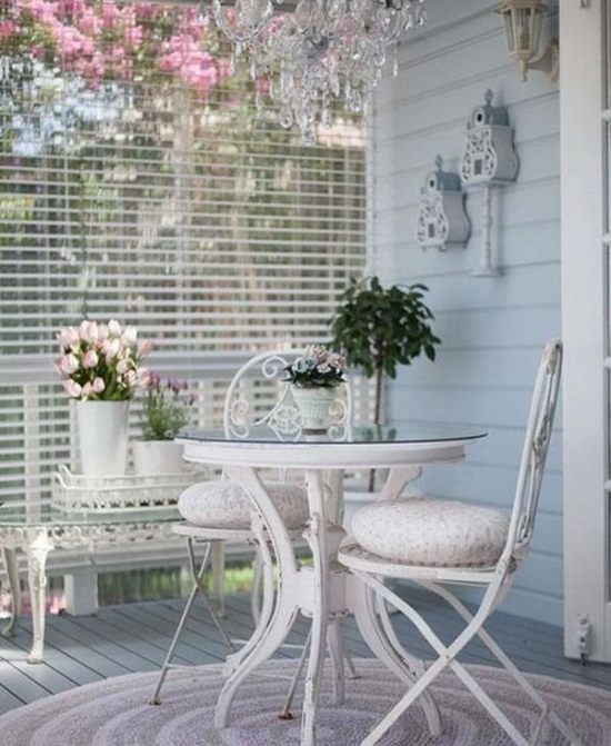 Balcone shabby con tavolino e sedie