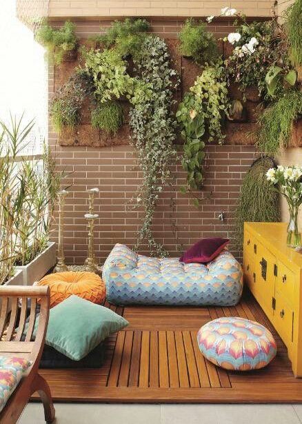 Idea d'arredo area relax balcone lungo e stretto