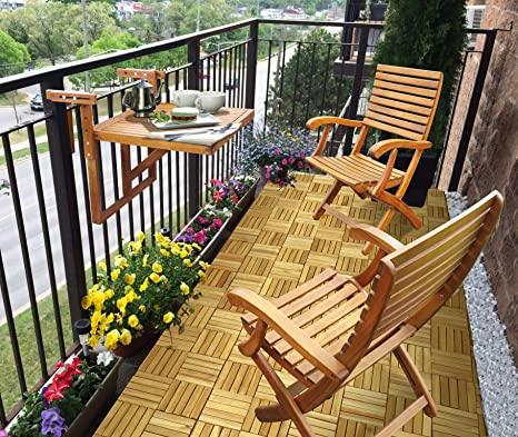 balcone lungo e stretto con pavimento in legno