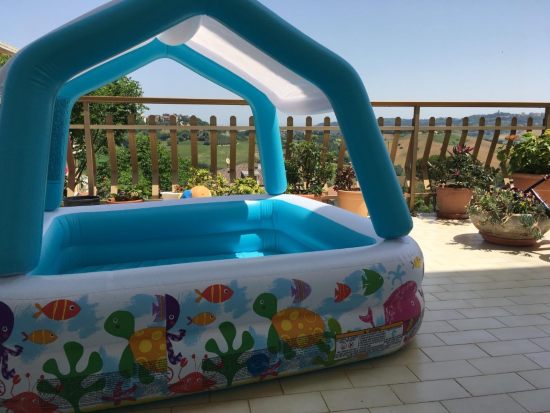 Piscinetta gonfiabile da terrazzo con parasole